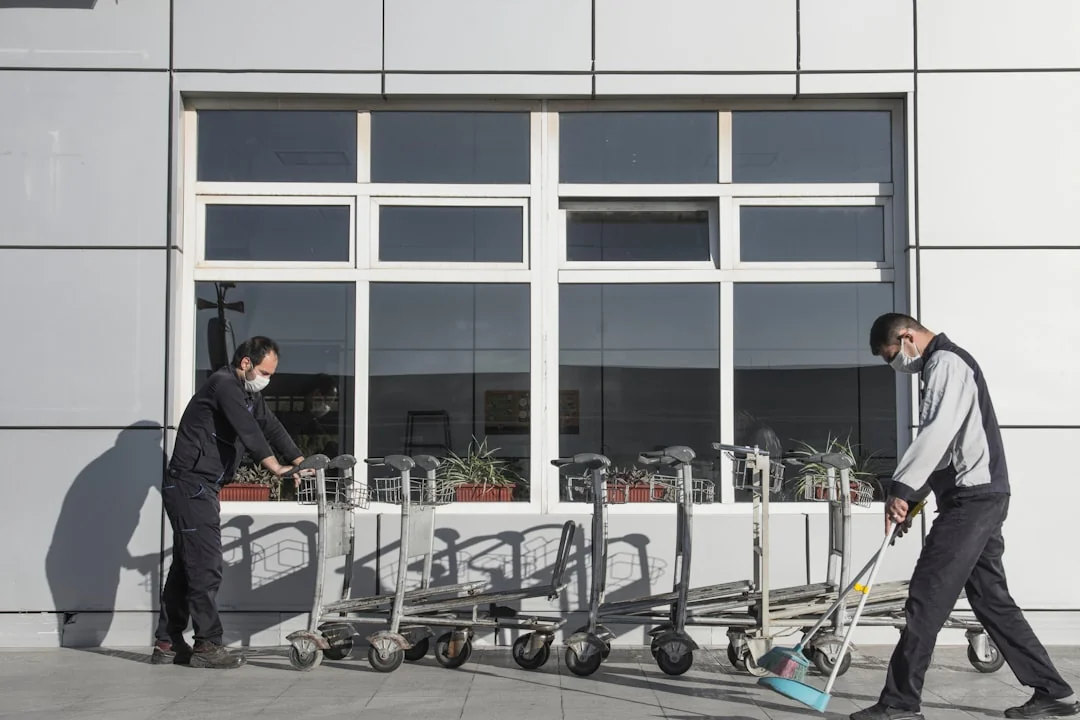 project-02-d Une personne équipée d’un matériel de protection désinfecte un bureau de bureau à l’aide d’un appareil de fumigation en journée.
